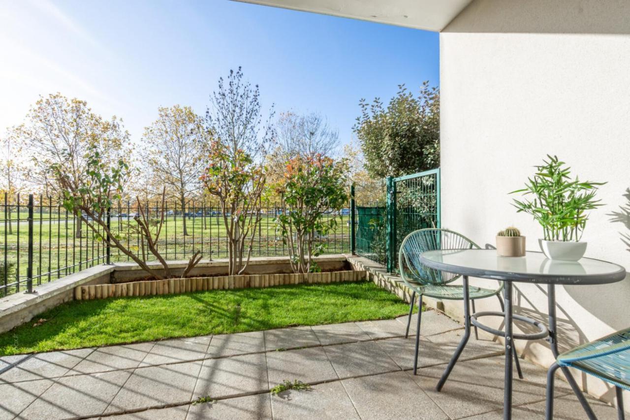 La Parisienne By Plaza Apartment Монтеврен Екстериор снимка