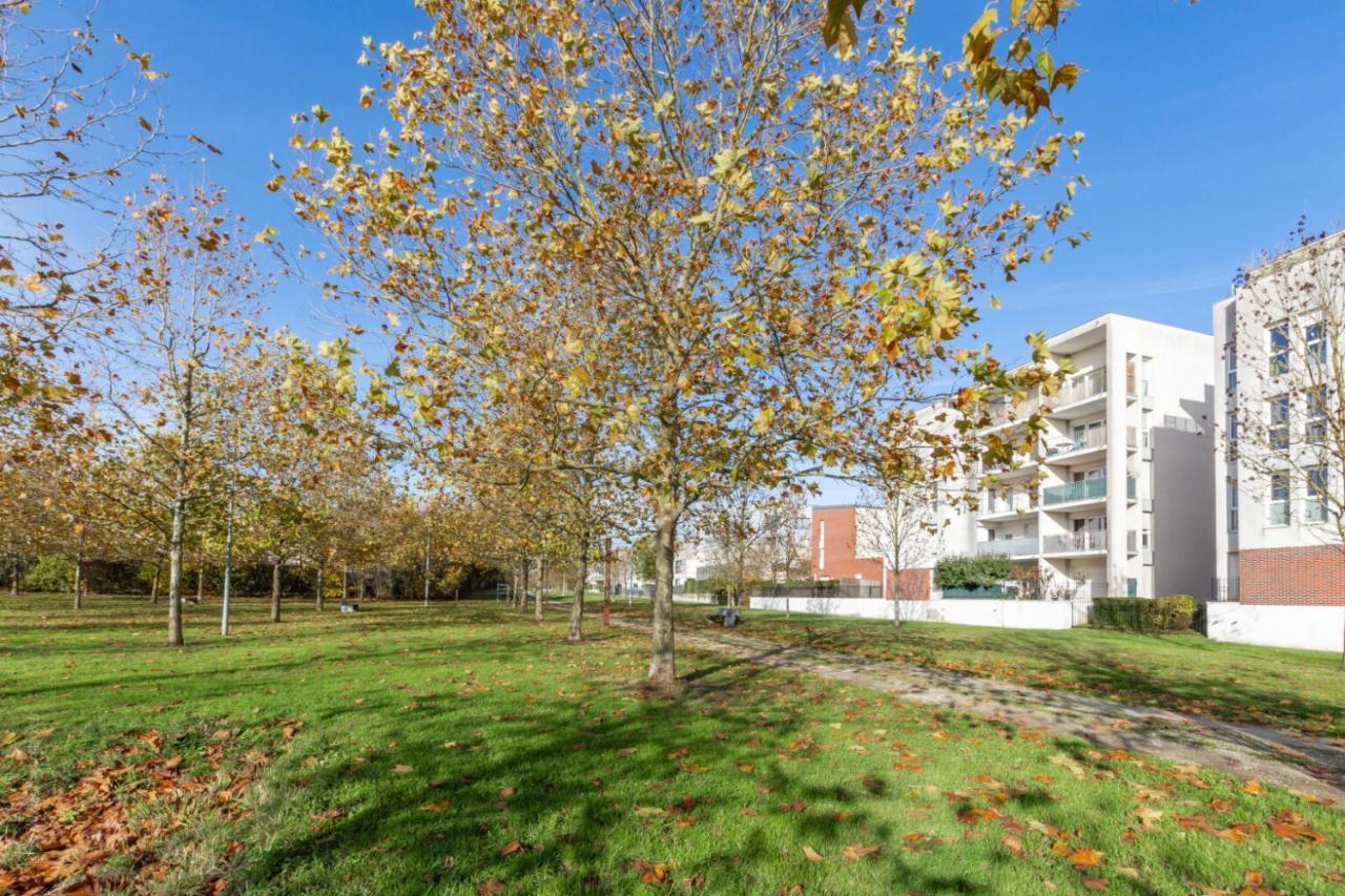 La Parisienne By Plaza Apartment Монтеврен Екстериор снимка